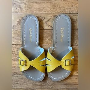Saltwater sandals in yellow/mustard